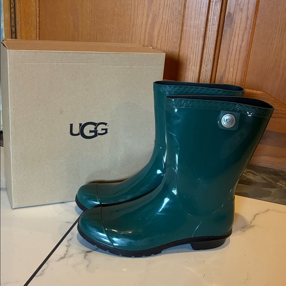 UGG pine green Glossy Mid-Calf Rain Boot with Branded Button 10 sienna boot - Picture 10 of 10
